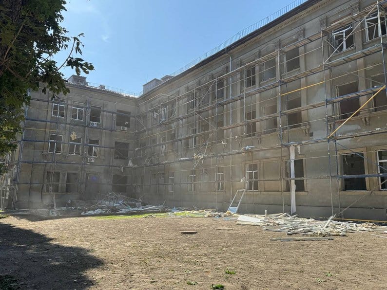 Пошкоджен япісля ракетного удару лікарня у Кам'янському